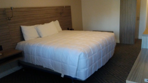 1 King Bed (Non-smoking) Photo 4