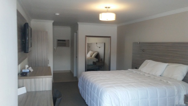 1 King Bed (Non-smoking) Photo 3