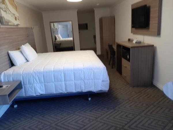 1 King Bed (Non-smoking) Photo 5